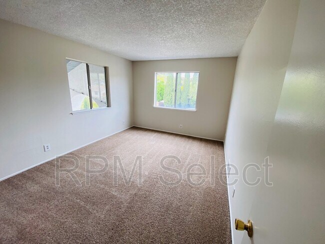 Building Photo - 2204 Lupine Rd