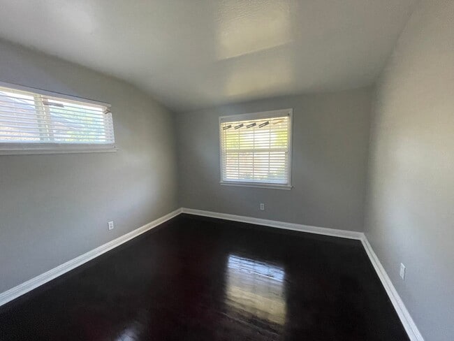Building Photo - Beautiful Three Bedroom Two Bathroom Home