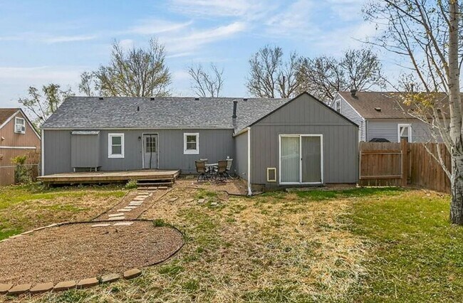 Building Photo - 3 BR/1BA | Newly Renovated Single Family Home | Great backyard| In Blue Springs!