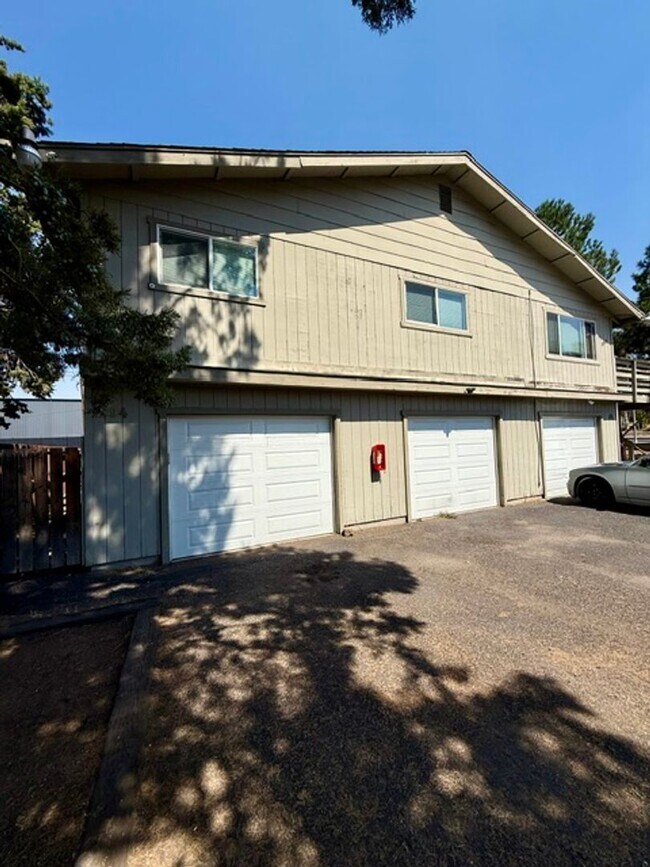 Building Photo - 694 SE Centennial St