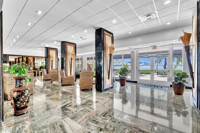 Building Photo - 500 Bayview Dr