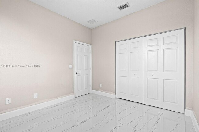 Building Photo - 443 NE 21st Terrace
