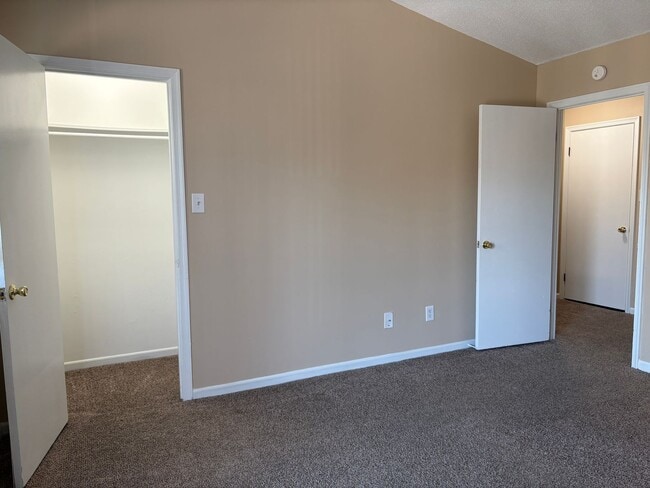 Building Photo - 2 Bedroom, 1.5 Bathroom Condo in Winston-S...