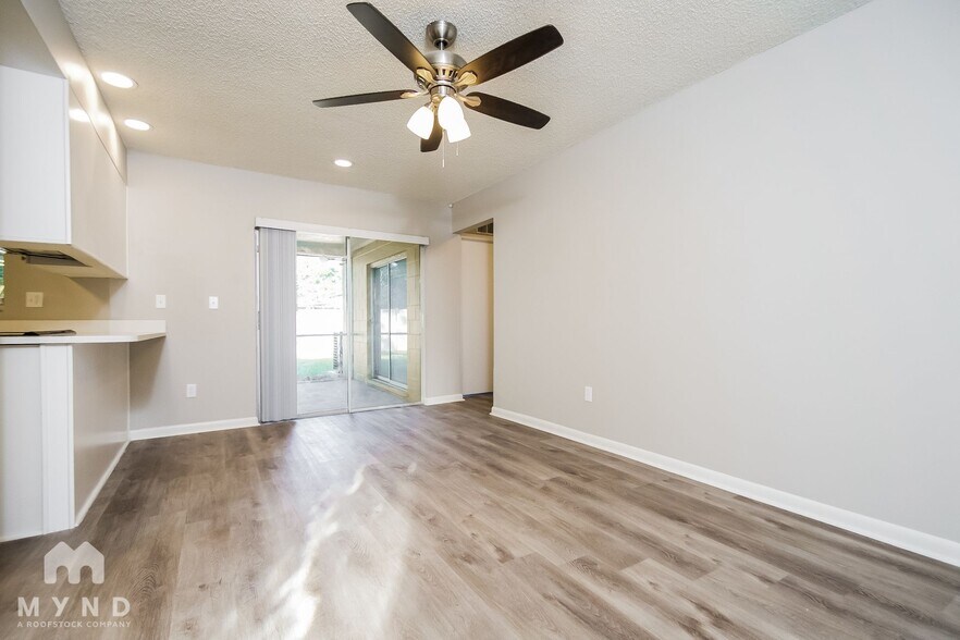 Building Photo - 3929 Oak Hammock Dr