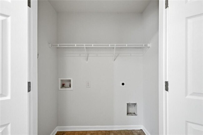 Building Photo - 6199 Thorncrest Dr