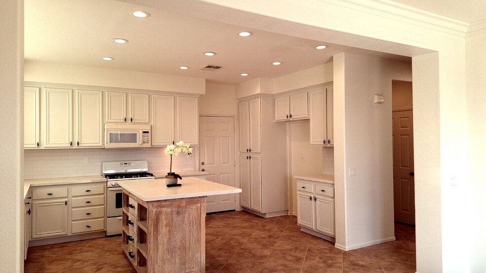 Building Photo - 24799 Benetta Ct