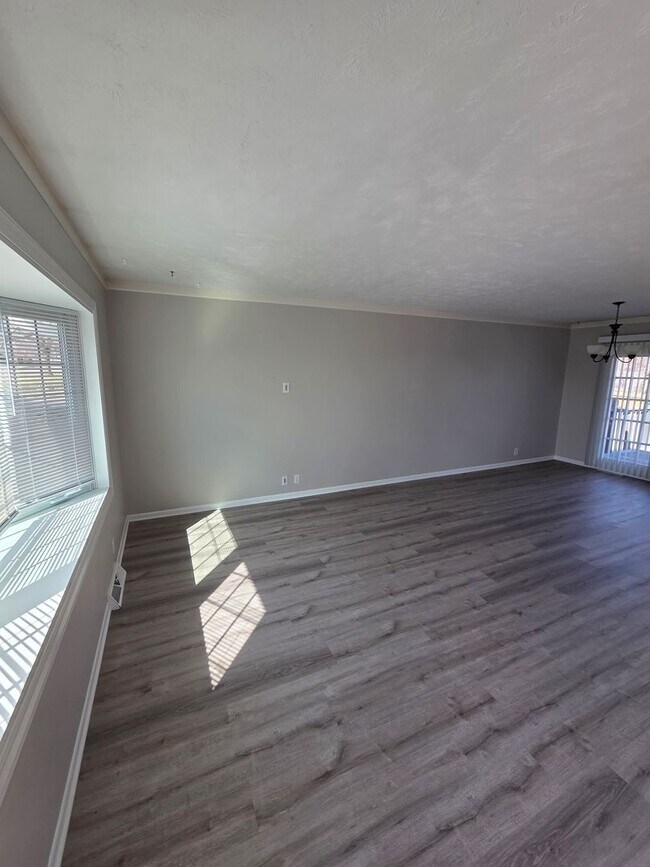 Building Photo - 3 bed, 2 bath, 1 car garage, fenced backyard, newly remodeled!