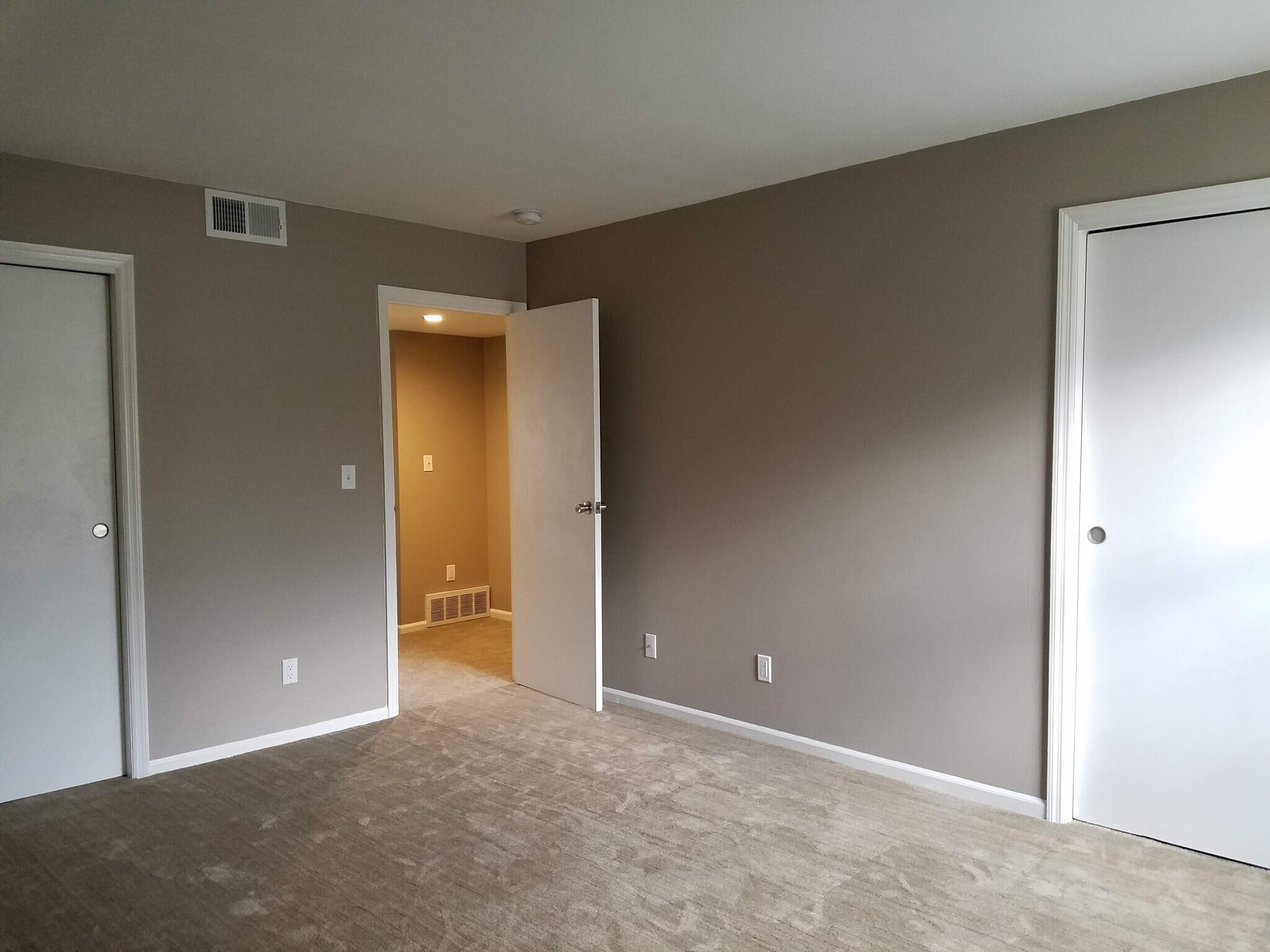 Building Photo - 1008 Manor Ln