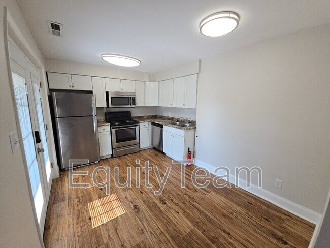 Building Photo - 204 N 10th St