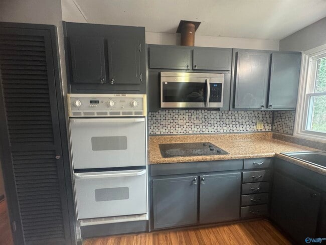 Building Photo - 9527 Hemlock Dr SE