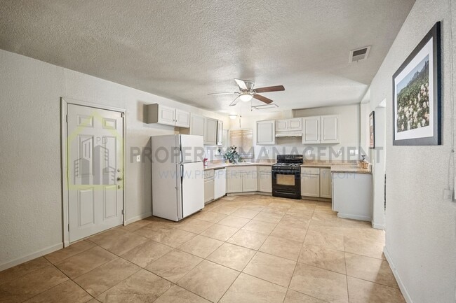 Building Photo - Updated 3-Bed, 2-Bath Bungalow on Spacious...