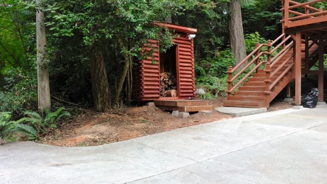 Building Photo - Private Log Home in Suquamish Surrounded b...
