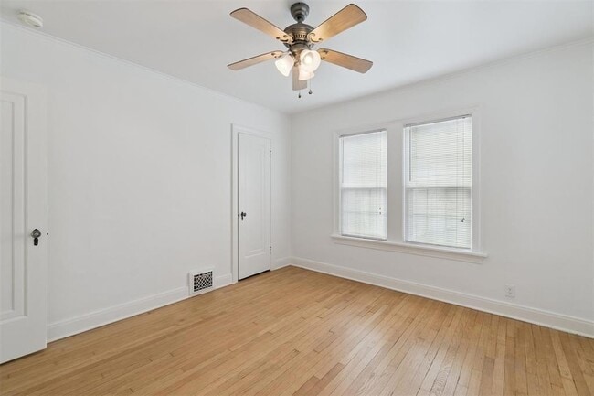 Building Photo - 1905 N Brauer Ave