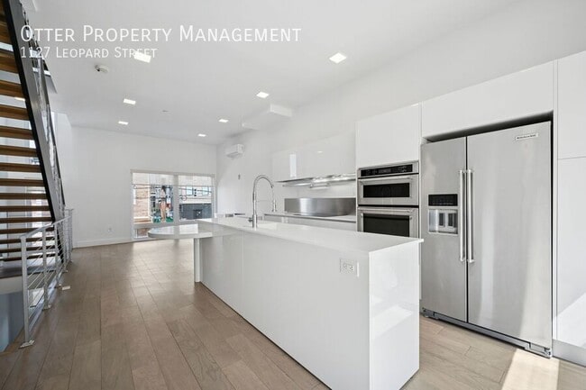 Building Photo - 1127 Leopard St