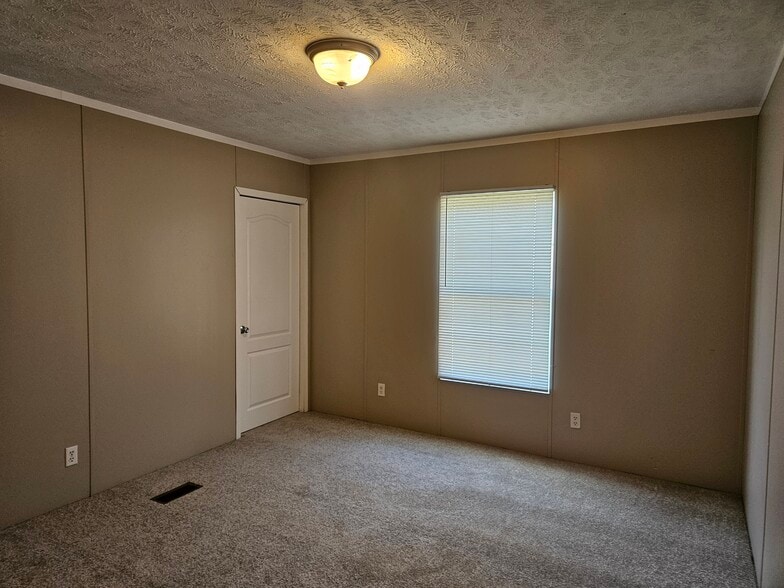 Building Photo - 60 Lynnwood Cir