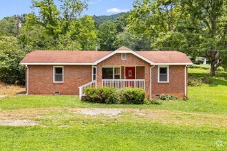 Building Photo - Charming 2-Bedroom in Candler with Large Y...