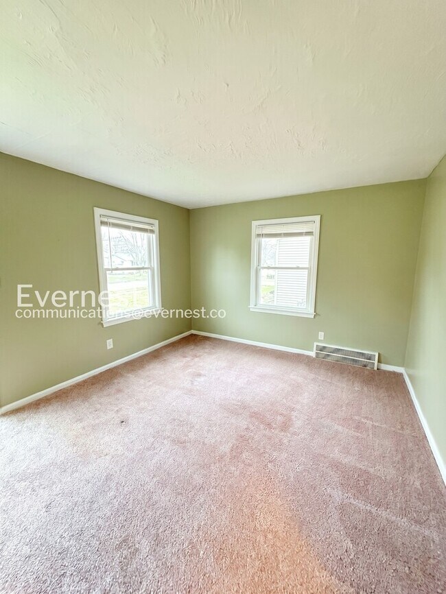 Building Photo - Charming Home with Detached Garage and Basement! | Pet Friendly