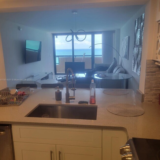 Building Photo - 2555 Collins Ave