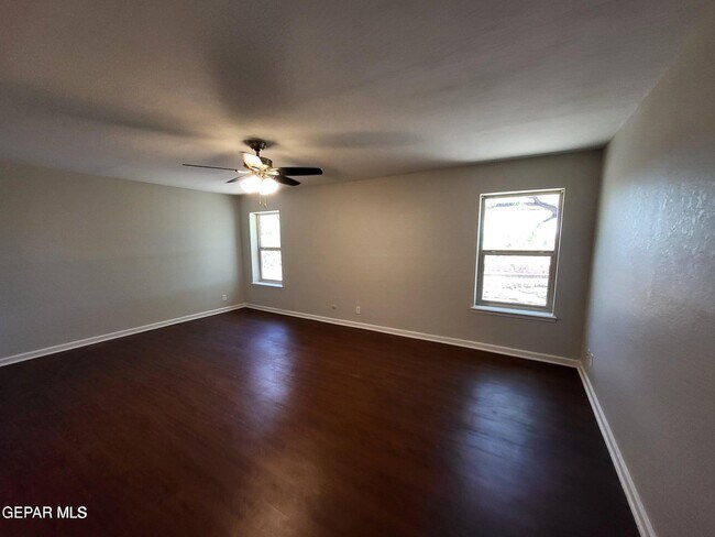 Building Photo - 408 Hollydale Dr