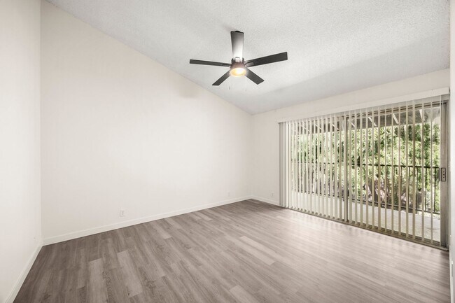 Building Photo - Spacious 2 Bedroom 2 Bathroom 3 Story Cond...