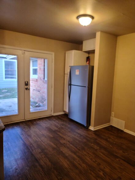 Building Photo - 2539 Hillsboro Ave