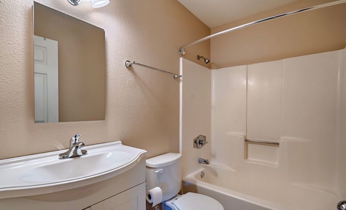Building Photo - 676 E Zuni Dr