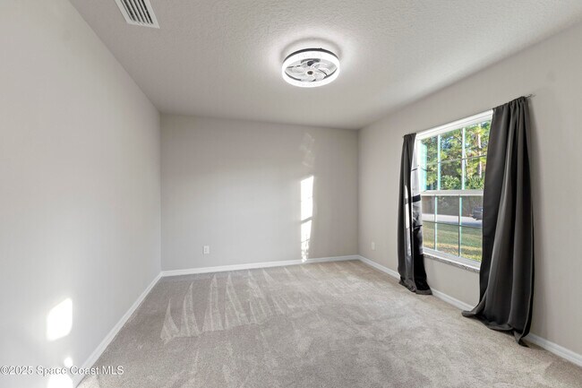 Building Photo - 565 Rembrandt St SE