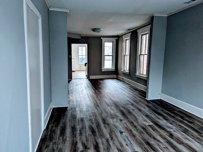 Building Photo - 2431 W Thomas St