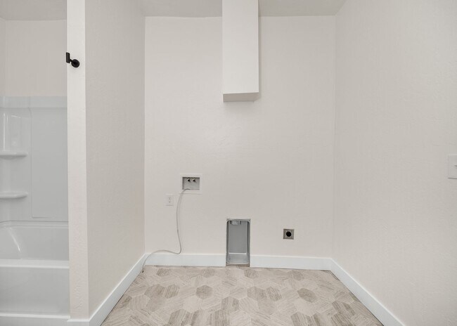 Building Photo - New Updated 3 Bed 2 Bath Lower South Hill Home!