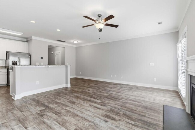 Building Photo - 730 Elmbrook Dr