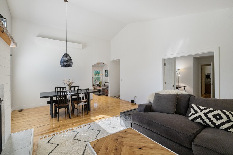 Building Photo - 1557 Bramble Ct