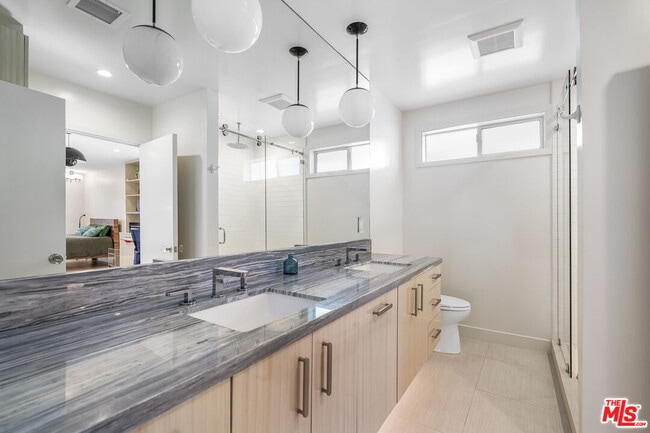 Building Photo - 375 S Surfview Dr