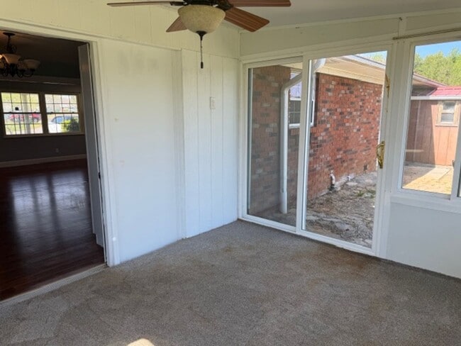 Building Photo - Seymour 37865 - One-level brick home with 3 bedrooms, 2 baths & bonus room - Call Linda Meese (86...