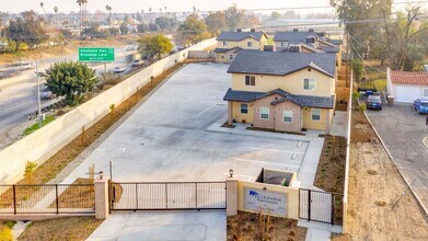 Building Photo - Bluehorse Townhomes