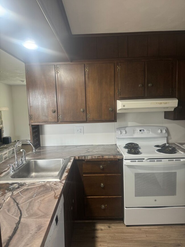 Building Photo - 3 Bedroom 1.5 bath Country Setting Home