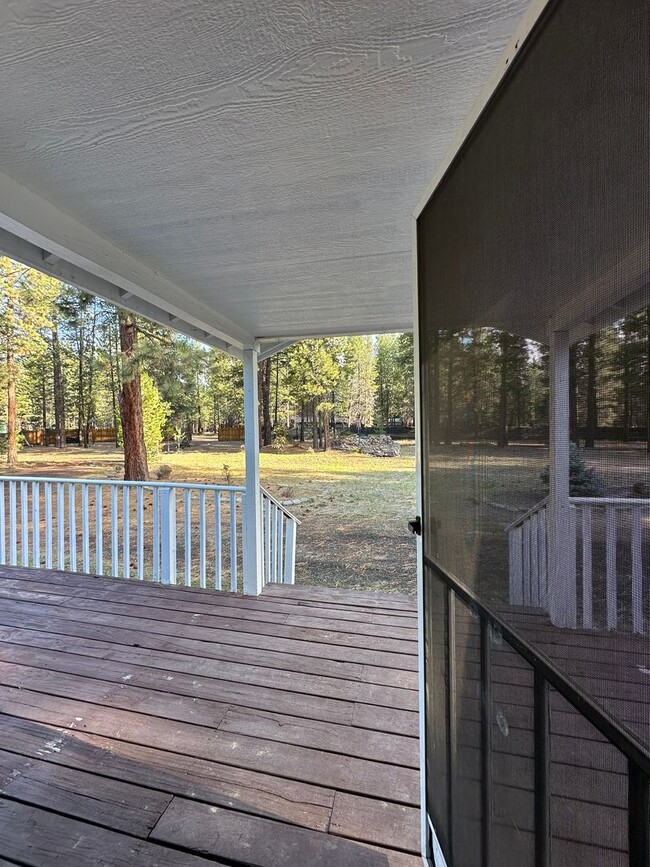 Building Photo - Adorable home in La Pine area, 1.5 acres fully fenced!!