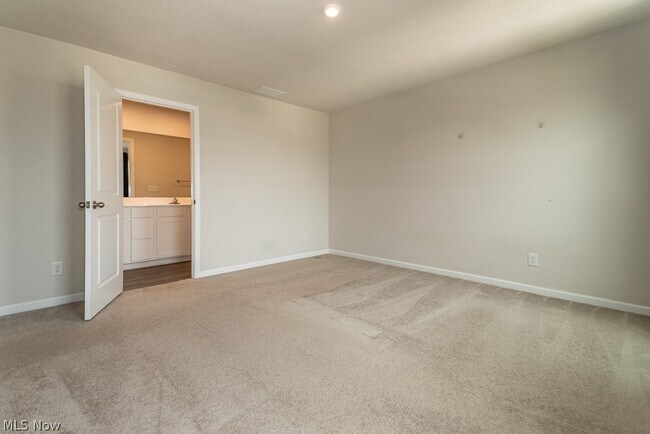 Building Photo - 472 Roberta Dr