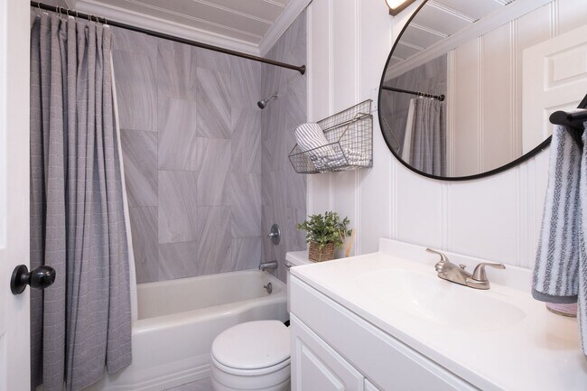 Building Photo - Updated 3-Bedroom Home with Fully Equipped Kitchen & Washer/Dryer in Great Neighborhood!