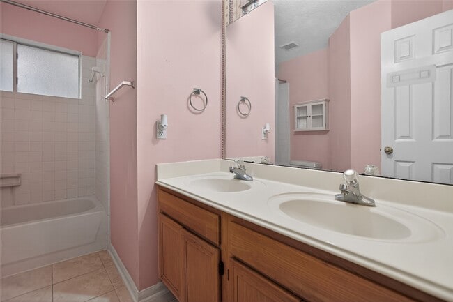 Building Photo - 12530 Meadowglen Dr