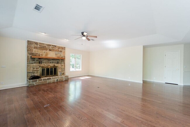 Building Photo - Charming 3 Bedroom, 2 Bathroom home! Call 501-922-9997 to set up a showing today!