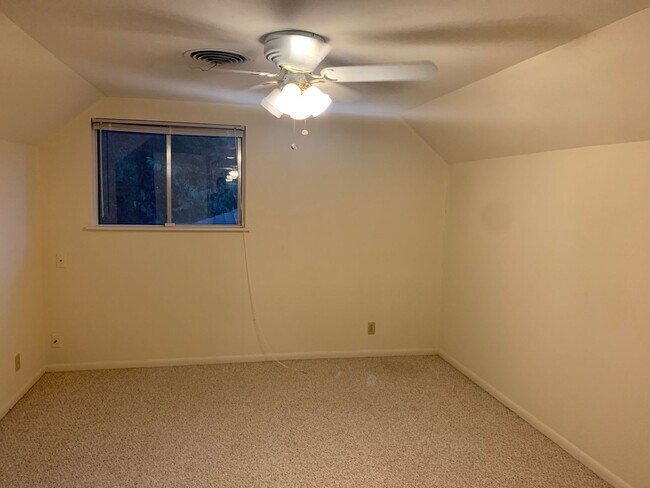 Building Photo - Lovely 4/2 in Brentwood Neighborhood