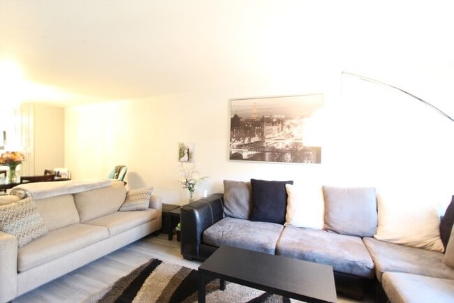 Building Photo - Spacious 3BR Lakewood Townhome w/ Bonus Sp...