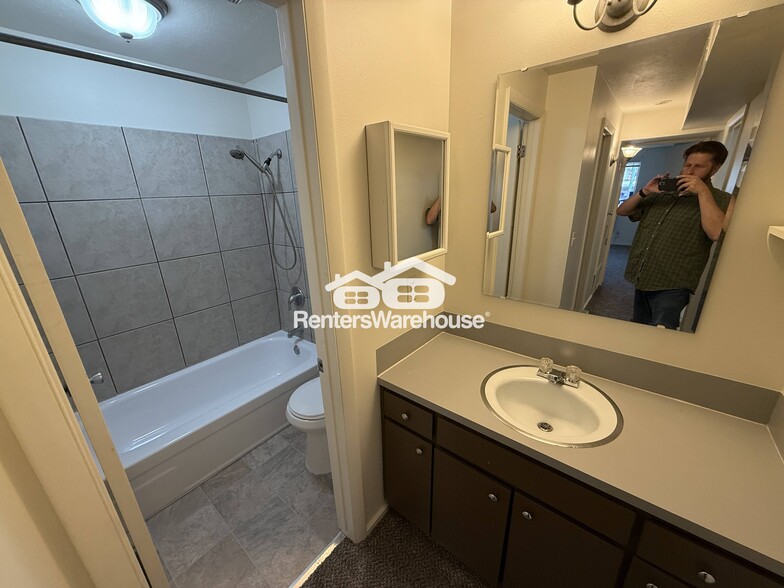 Building Photo - 5660 Meadow Ln