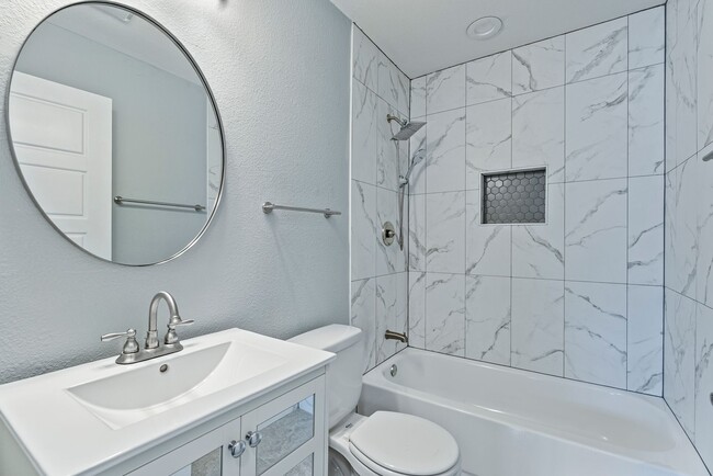Building Photo - Beautiful 3 bedroom, 2 bathroom home in East Austin!!!
