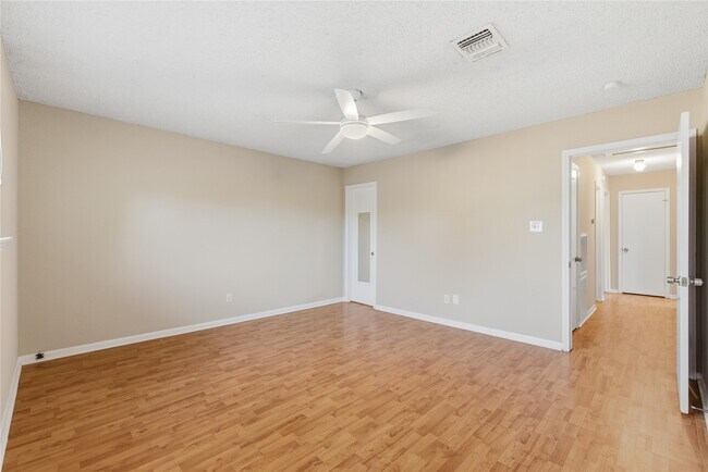 Building Photo - 5814 Viking Dr