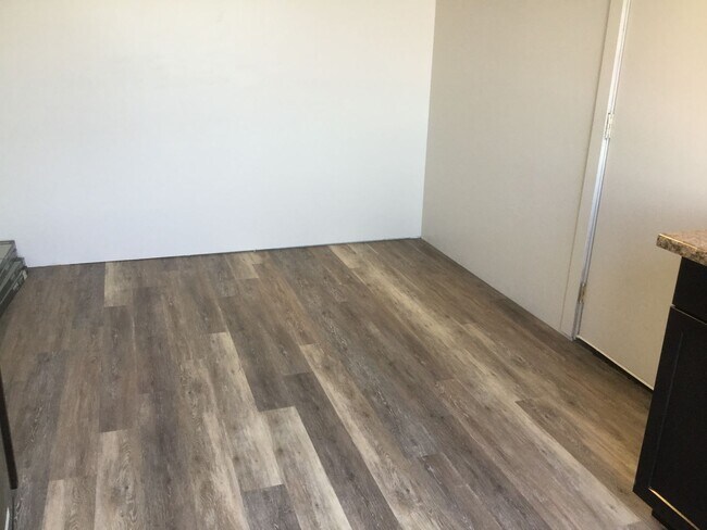 Building Photo - Charming Downtown Everett Studio