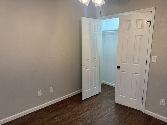 Building Photo - 323 S 12th St