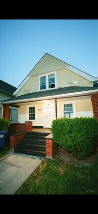 Building Photo - 319 E Streicher St