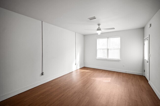 Building Photo - 635 E Azalea Ave