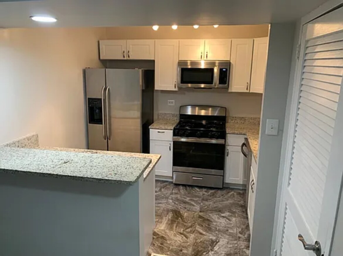 Upgraded kitchen - 5340 Holmes Run Pky